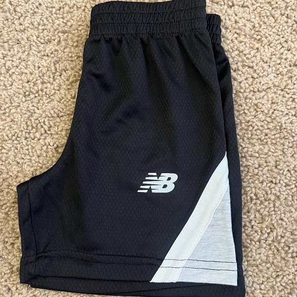 New Balance Boy's printed Logo Fleece Shorts Black 2T - Picture 1 of 6